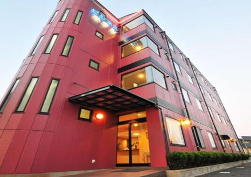 un edificio alto de color rojo con ventana en Omura - Hotel / Vacation STAY 46228, en Omura