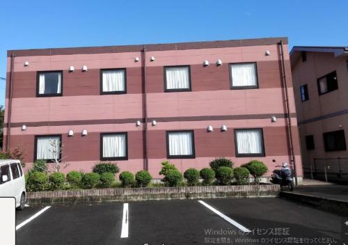 ein Gebäude mit einem Parkplatz davor in der Unterkunft Omura - Hotel / Vacation STAY 46222 in Omura