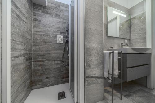 uma casa de banho com um lavatório e um chuveiro em Casa da Suite Style em Milão