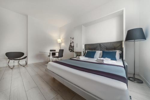 um quarto com uma cama grande e uma secretária em Casa da Suite Style em Milão