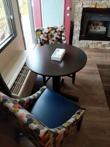 a table and a chair in a room with a table and a chair sidx sidx at Riverside Tower in Pigeon Forge