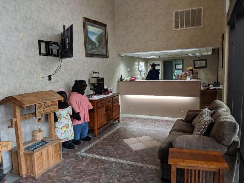 una mujer parada en una sala de estar con un mostrador en Riverside Tower en Pigeon Forge