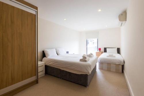 Ένα ή περισσότερα κρεβάτια σε δωμάτιο στο Bright and Modern 3 Bed Apartment Hyde Park Central London
