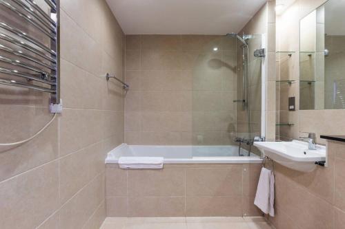 Ένα μπάνιο στο Bright and Modern 3 Bed Apartment Hyde Park Central London