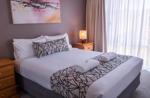 Postel nebo postele na pokoji v ubytování Meridian Beachside Apartments
