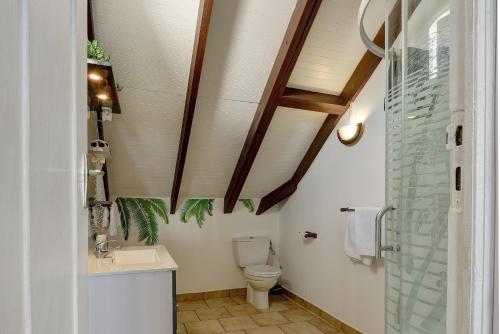 La salle de bains est pourvue de toilettes et d'une douche en verre. dans l'établissement Hostellerie des châteaux, à Saint-François