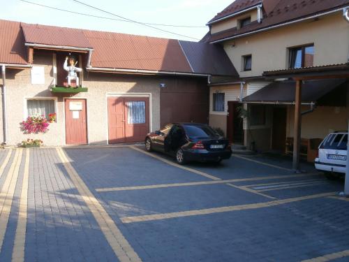 a car parked in a parking lot in front of a building at Pod Cisowcem in Sromowce Wyżne