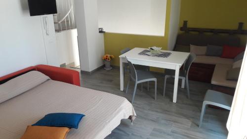 サン・ヴィート・ロ・カーポにあるIl Bambu'のベッド2台、テーブル、ソファが備わる客室です。