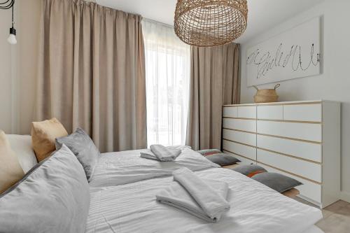 Un pat sau paturi într-o cameră la Wave Apartments - Olivia Park