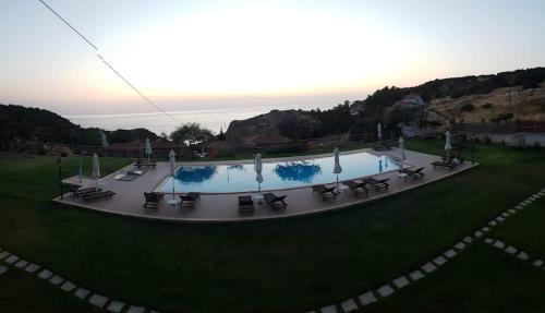 La alberca dentro o cerca de Molivos Sunset Apartments