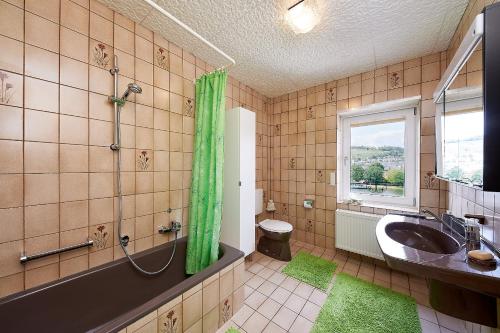 Ett badrum på Ferienhaus Mosel-Herberge