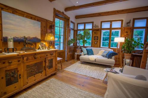 a living room with a couch and a table at Hübsches Privatzimmer mit Bad in Perchtoldsdorf