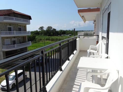 Socrates Apartments tesisinde bir balkon veya teras
