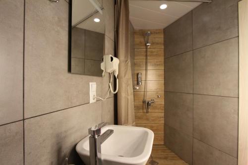 Apart-hotel TARHUN tesisinde bir banyo