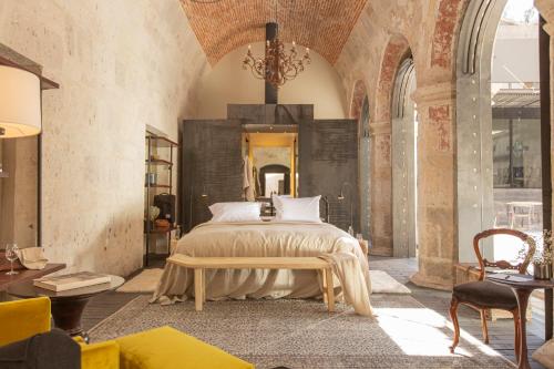 - une chambre avec un lit et une table dans l'établissement CIRQA - Relais & Châteaux, à Arequipa
