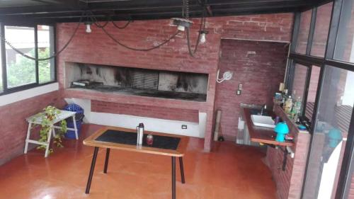 kuchnia z ceglaną ścianą, zlewem i blatem w obiekcie HA! 2 Resi para estudiantes w Córdobie