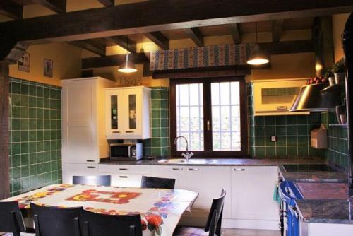A kitchen or kitchenette at La Torre de San Esteban