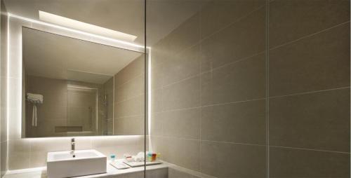 喬治市的住宿－Mercure Penang Beach，一间带水槽和镜子的浴室
