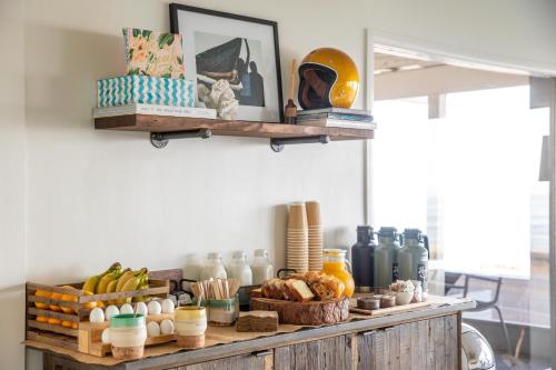 un estante con comida y otros artículos. en Cambria Beach Lodge, en Cambria