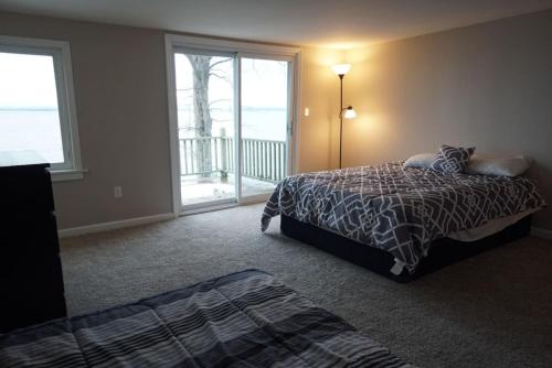 A bed or beds in a room at Newly Renovated House on Lake Champlain - 4 BR!