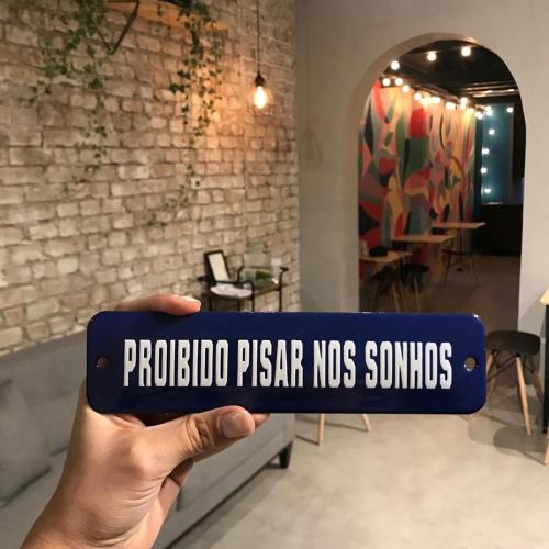 Certificado, premio, señal o documento que está expuesto en Imagina Hostel