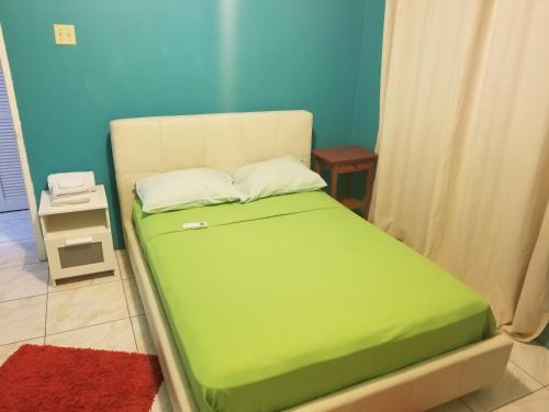 Postel nebo postele na pokoji v ubytování Caymanas Estate beautiful 2 bedroom