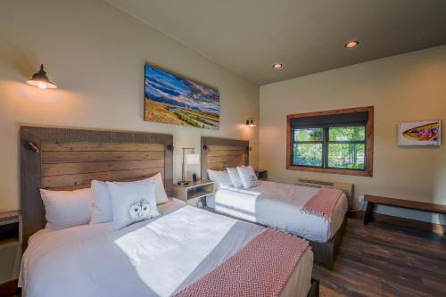 Un pat sau paturi într-o cameră la Golden Stone Inn