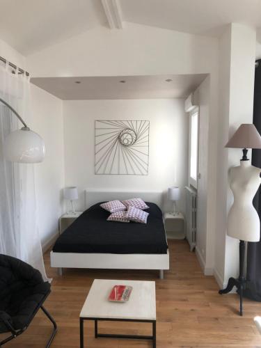 - une chambre avec un lit et une table dans l'établissement studio maisonnette avec jardin, Nancy Thermal, Artem, à Nancy