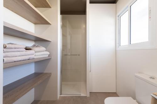 W łazience znajduje się przeszklony prysznic i białe ręczniki. w obiekcie ASARA PLAYA 2 w mieście San Bartolomé
