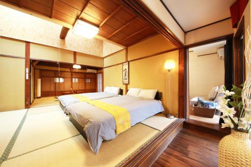 1 dormitorio con 1 cama grande en una habitación en Nara Imai House, en Nara