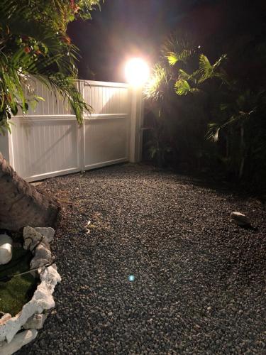 a backyard with a fence and a street light at Villa SoFi in Saint-François