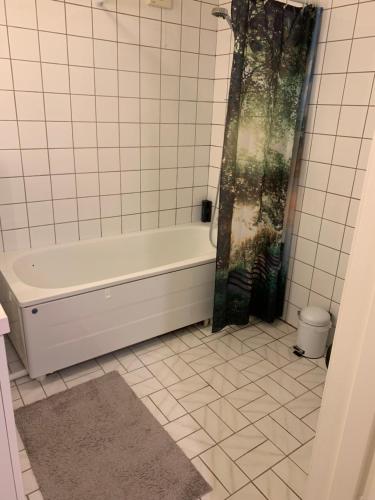 Ett badrum på Cozy & private room in the middle of Lofoten