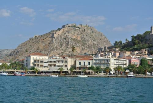 Nafplio Getaway Rooftop Terrace with unobstructed views of Palamidi Castle Fortress!