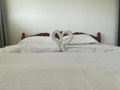 Un pat sau paturi într-o cameră la Ceylon Ramble Villa