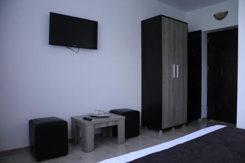 Televízia a/alebo spoločenská miestnosť v ubytovaní Vila Ozon