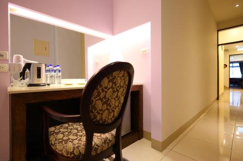 a chair at a bar in a hotel room at 站前小松鼠電梯車位民宿-豪華雙人全新升級 in Hualien City