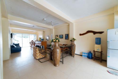 - un salon avec deux grands vases au sol dans l'établissement RedDoorz @ Old Buswang Road, à Kalibo