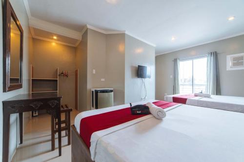 En eller flere senge i et værelse på RedDoorz @ Old Buswang Road
