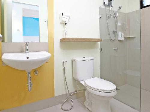 W łazience znajduje się toaleta, umywalka i prysznic. w obiekcie Hop Inn Hotel Aseana City Manila w mieście Manila