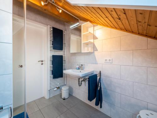 Holledau-Apartments Familie Gmeineder في Osterwaal: حمام مع حوض ومرحاض