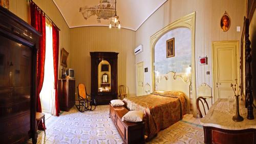 Un dormitorio con una cama y una mesa. en Casa Barone Agnello, en Cefalú
