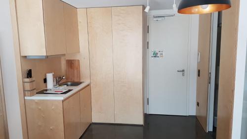 Cucina o angolo cottura di Nena Apartments Metropolpark Berlin - Mitte -Adult Only