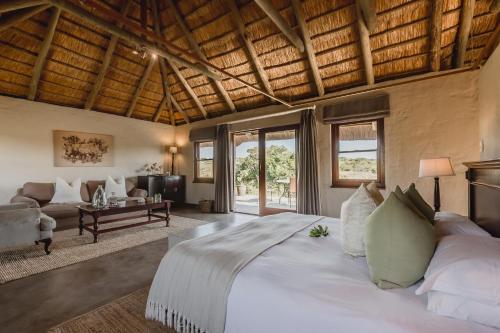 Postel nebo postele na pokoji v ubytování Hlosi Game Lodge - Amakhala Game Reserve