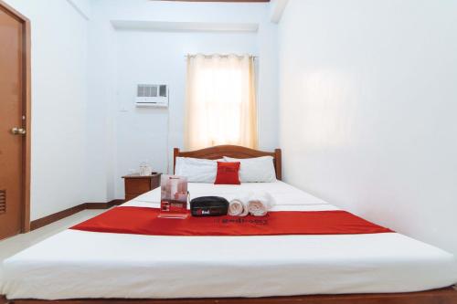 Llit o llits en una habitació de RedDoorz @ D Maagma Street