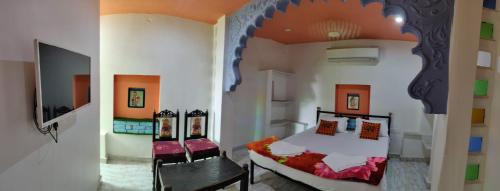 a bedroom with a bed with an arch painted on the wall at Jagat Villa Guest House in Udaipur