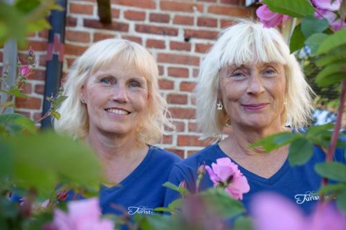 two older women standing in front of a brick wall at Hotell Turistgården i Simrishamn in Simrishamn