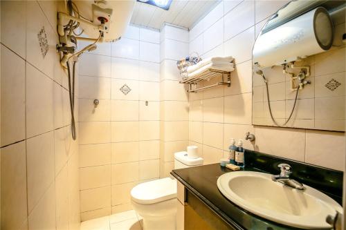 A bathroom at Hangzhou Shangcheng District ·Locals Apartment· Xihu ·00142670