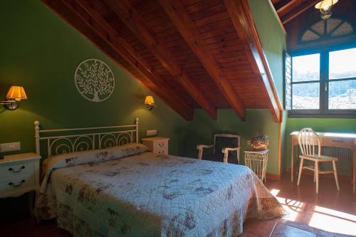 メスタス・デ・コンにあるHotel Rural "Corru San Pumés"の緑の壁のベッドルーム1室(ベッド1台付)