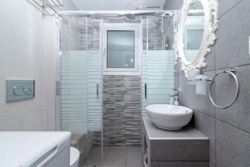 A bathroom at Lyto by Heloni Apartments
