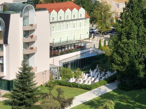 een luchtzicht op een gebouw met een tuin bij Apartment VilaPark 14 in Rogaška Slatina